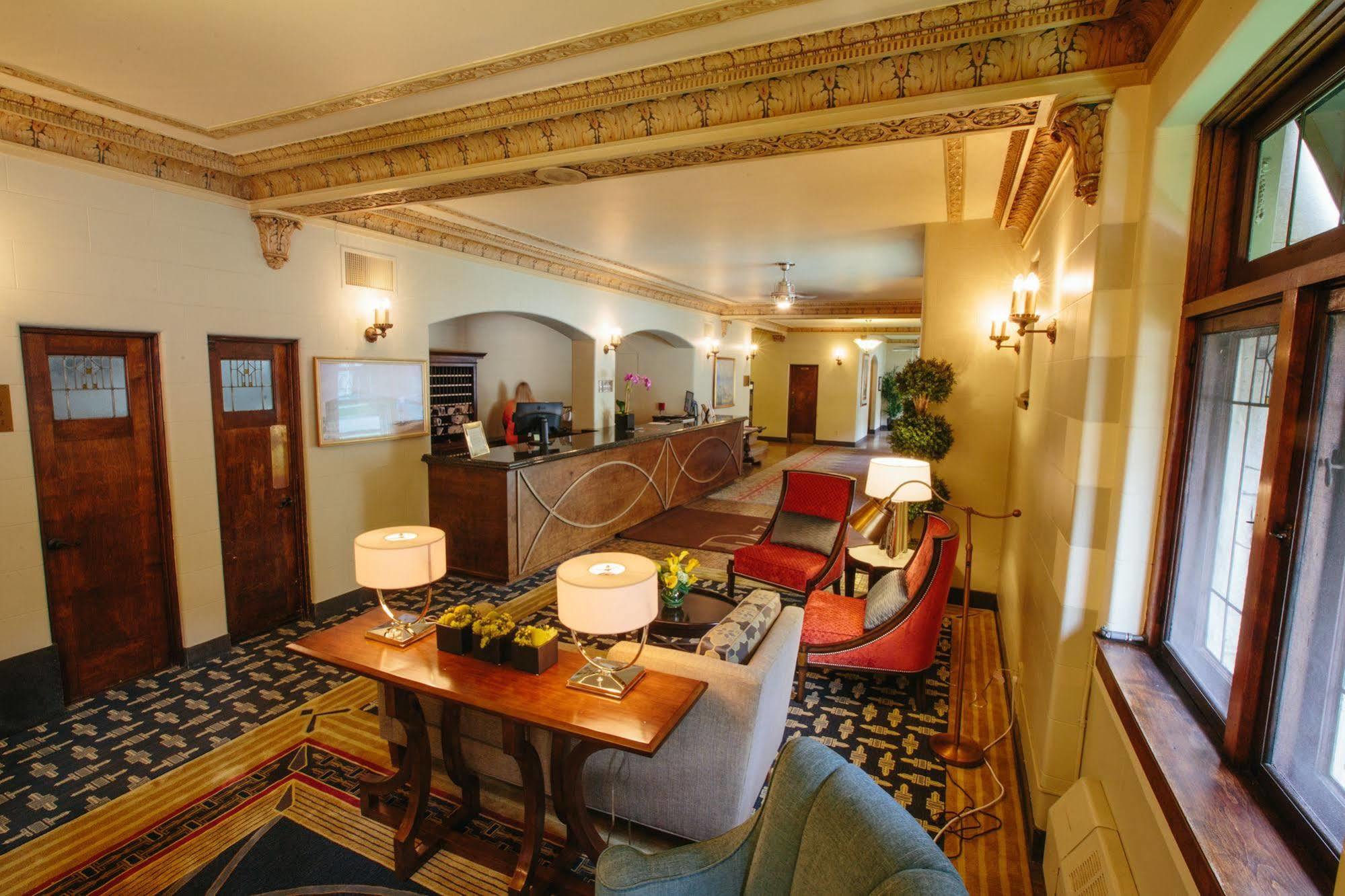 The Plaza Hotel - Milwaukee Exterior photo